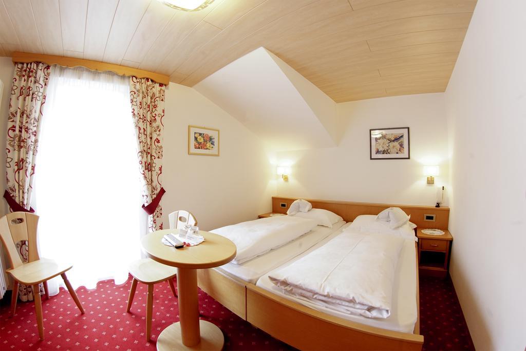 Garni Crepaz Bed & Breakfast Selva di Val Gardena Ngoại thất bức ảnh